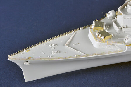 TRUMPETER 05635  FRENCH NAVY HELICOPTER CRUISER JEANNE D&rsquo;ARC 2008 1/350