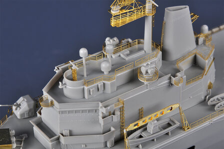 TRUMPETER 05635  FRENCH NAVY HELICOPTER CRUISER JEANNE D&rsquo;ARC 2008 1/350