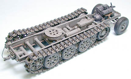 TAMIYA 35239 WWII GERMAN SCHWERER ZUGKRAFTWAGEN 18t.( Sd.Kfz.9) FAMO 1/35 