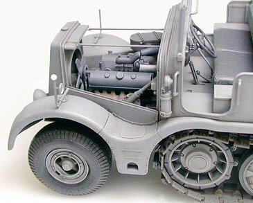 TAMIYA 35239 WWII GERMAN SCHWERER ZUGKRAFTWAGEN 18t.( Sd.Kfz.9) FAMO 1/35 