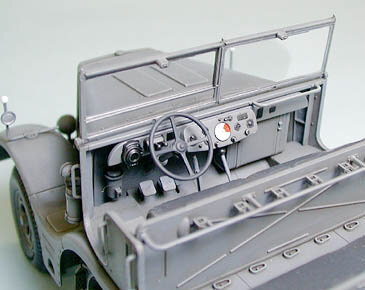 TAMIYA 35239 WWII GERMAN SCHWERER ZUGKRAFTWAGEN 18t.( Sd.Kfz.9) FAMO 1/35 