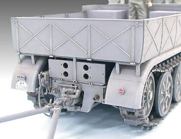 TAMIYA 35239 WWII GERMAN SCHWERER ZUGKRAFTWAGEN 18t.( Sd.Kfz.9) FAMO 1/35 