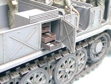 TAMIYA 35239 WWII GERMAN SCHWERER ZUGKRAFTWAGEN 18t.( Sd.Kfz.9) FAMO 1/35 