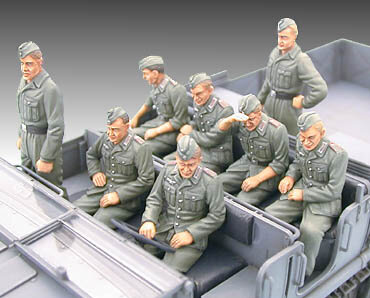 TAMIYA 35239 WWII GERMAN SCHWERER ZUGKRAFTWAGEN 18t.( Sd.Kfz.9) FAMO 1/35 
