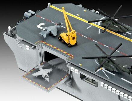 REVELL 05178 US NAVY ASSAULT CARRIER WASP CLASS 1/700