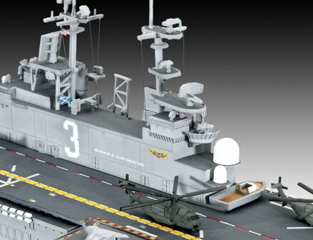 REVELL 05178 US NAVY ASSAULT CARRIER WASP CLASS 1/700