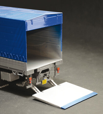 ITALERI 3945 VOLVO F16 GLOBETROTTER CANVAS 1/24