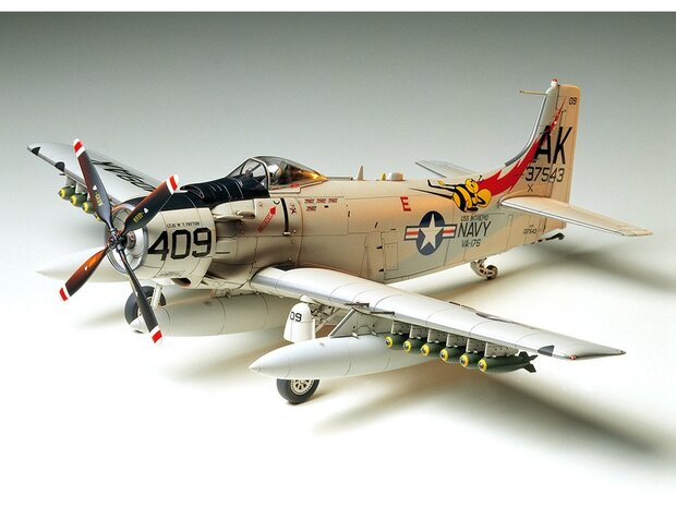 TAMIYA 61058 DOUGLAS A-1H SKYRAIDER U.S.NAVY 1/48