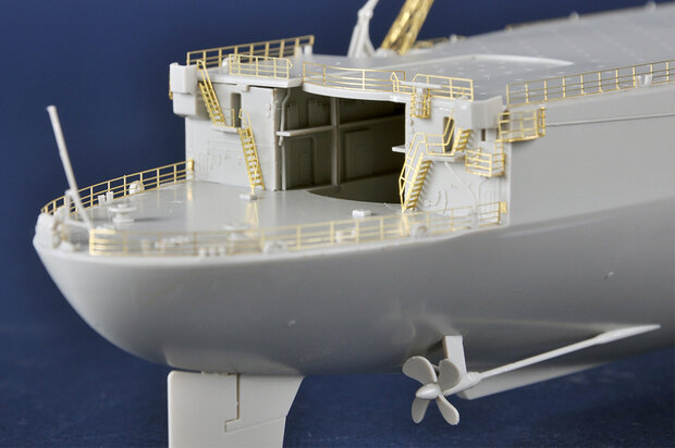 TRUMPETER 05635  FRENCH NAVY HELICOPTER CRUISER JEANNE D’ARC 2008 1/350