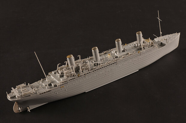 HOBBYBOSS 83422 HMHS BRITANNIC 1/700