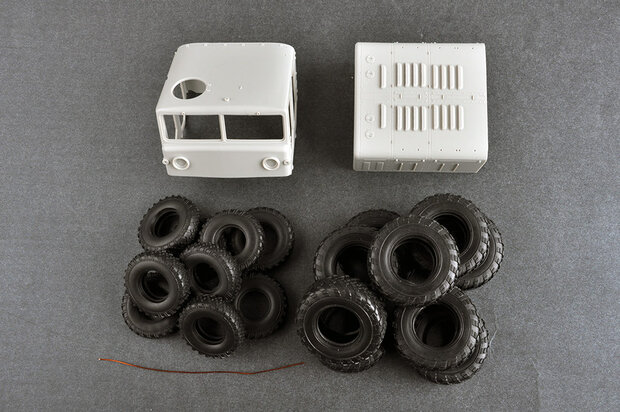 TRUMPETER 01089 MAZ-545 TRANSPORTER WITH CHMZAP-5247G SEMI-TRAILER 1/35