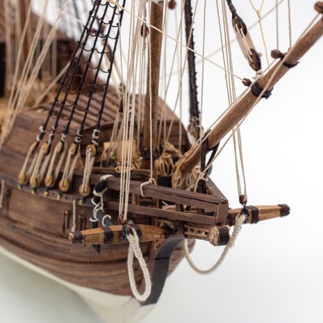 KOLDERSTOK SCHIP "WILLEM BARENTSZ" WALNOOT